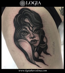 tatuaje-tradicional-mujer-muslo-logia-barcelona-arse     